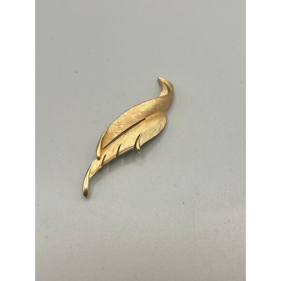 Trifari Vintage Gold Tone Feather Brooch Pin Leaf Textured Midcentury Design - Picture 2 of 6